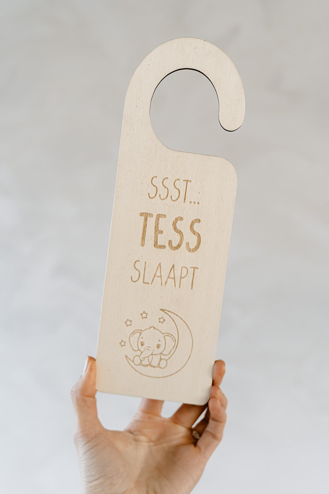 Houten deurhanger met naam maantje