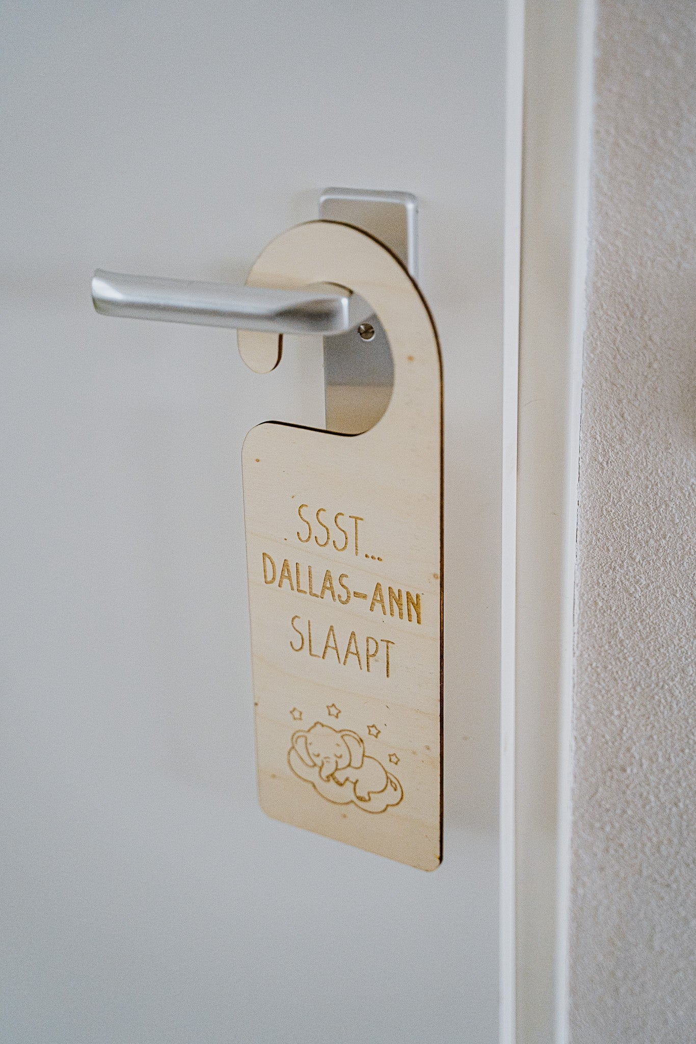 Deurhanger ssst ... slaapt