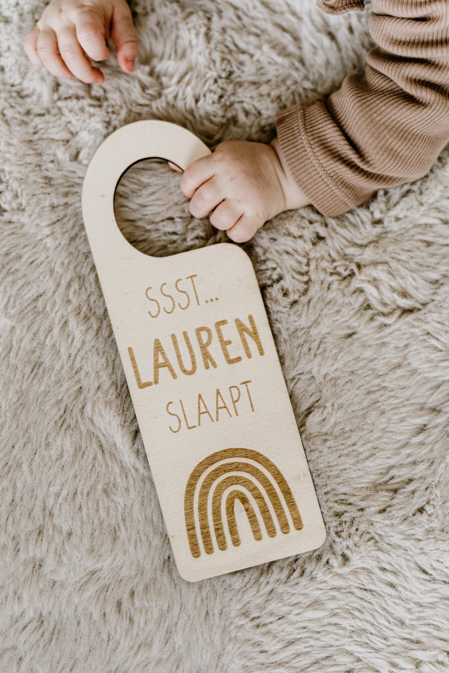 Deurhanger ssst Lauren slaapt regenboog