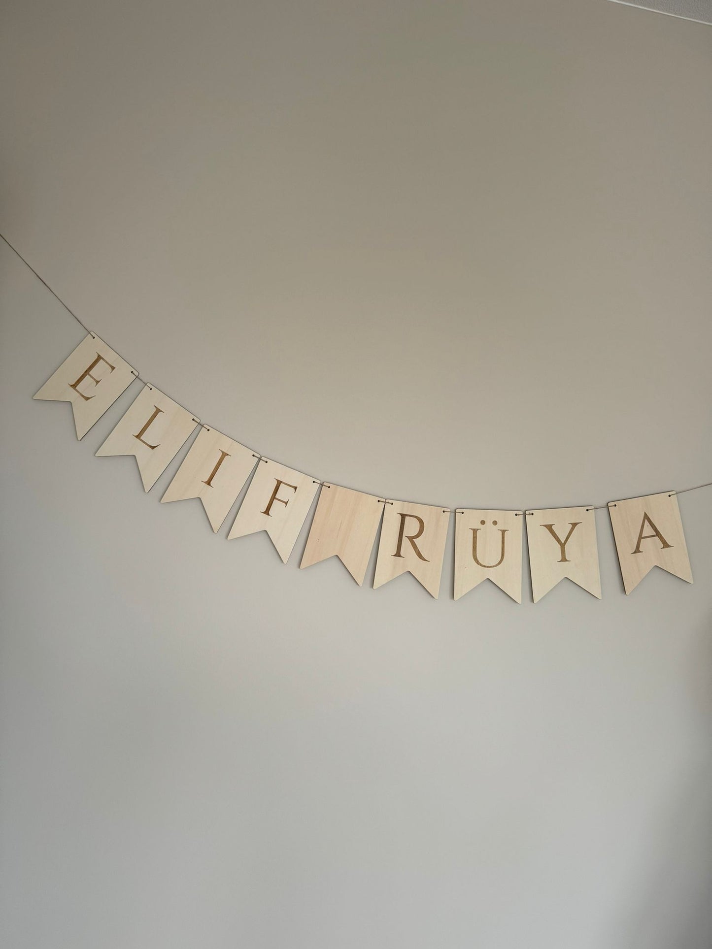 Kraamcadeau met naam houten vlaggenslinger