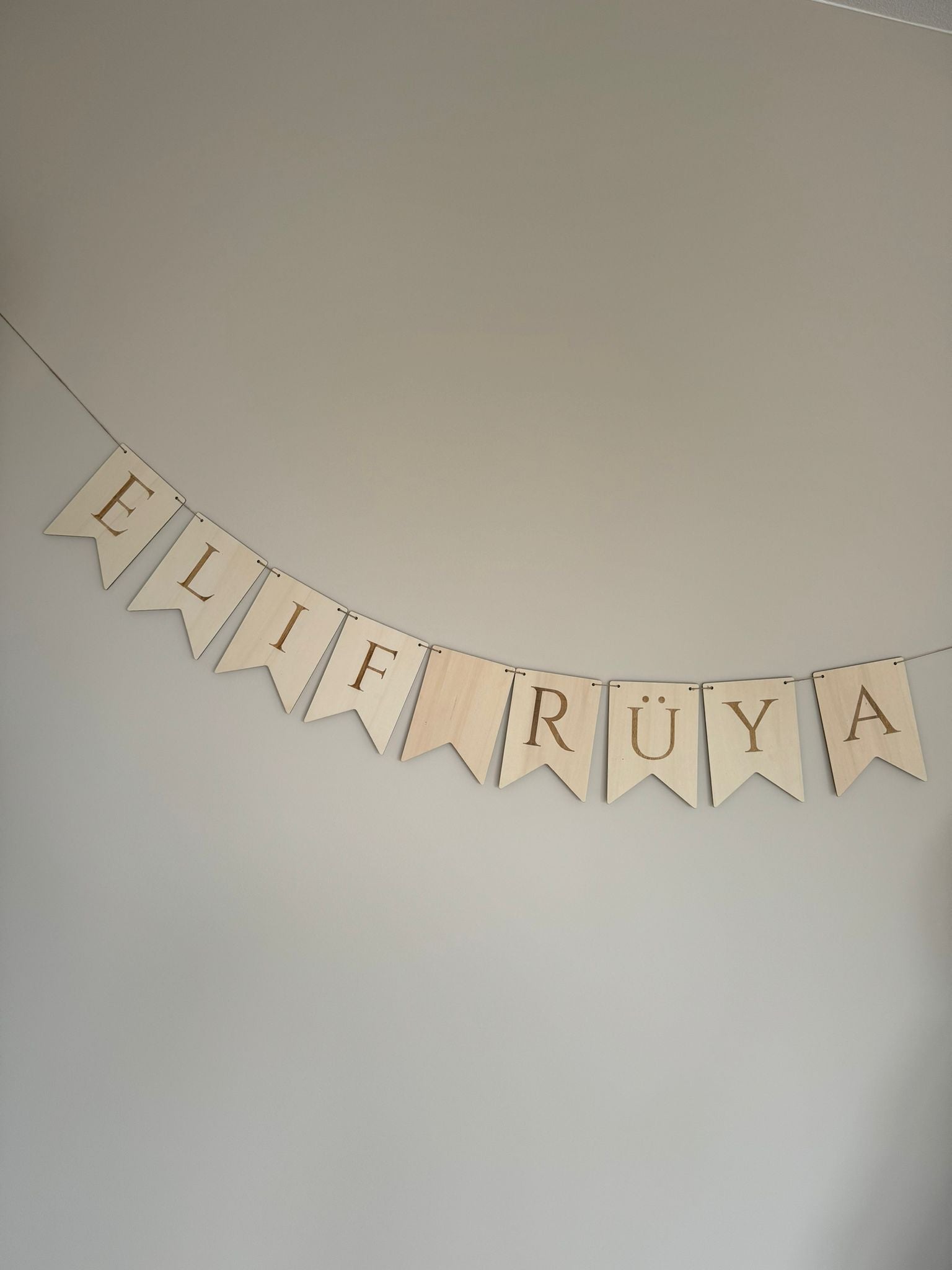 Kraamcadeau met naam houten vlaggenslinger